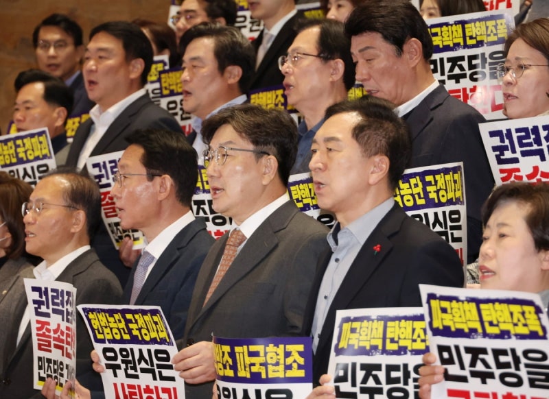 與, 韓 <b>탄핵</b>소추에 <b>권한쟁의심판</b>·효력정지가처분 신청 [종합]