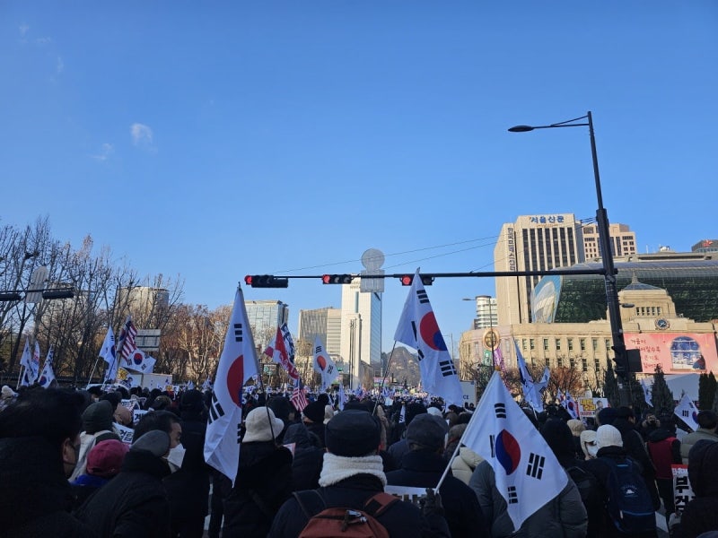 <b>탄핵</b> 찬반 <b>집회</b>로 나뉜 <b>광화문</b>…모두 "나라 걱정돼 밖으로 나와"