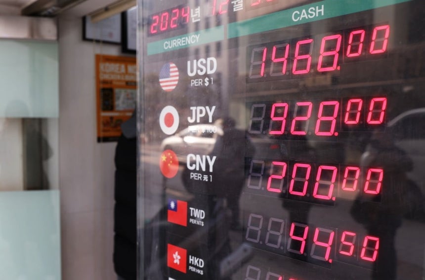 원/달러 환율 1,470원대 중반에서 거래가 이어지고 있는 30일 서울 명동 환전소 현황판에 달러 등 환율이 표시되고 있다.  사진=연합뉴스