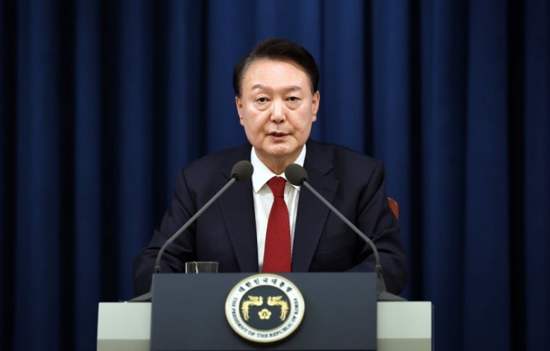 법원, 현직 <b>대통령</b> '<b>내란 혐의</b>' <b>체포영장</b> 발부…헌정사 최초
