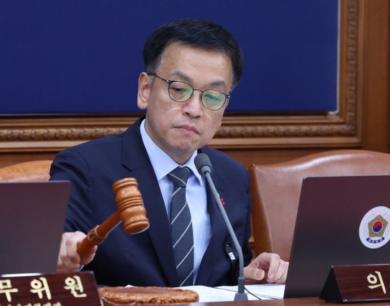 최상목, <b>헌법재판관</b> 후보 3명 중 2명 <b>임명</b>…여야 모두 '반발'