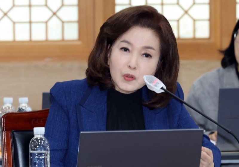 與 "<b>김민전</b> '<b>백골단</b> 회견' <b>사과</b>…2030 열정은 폄훼 않길"