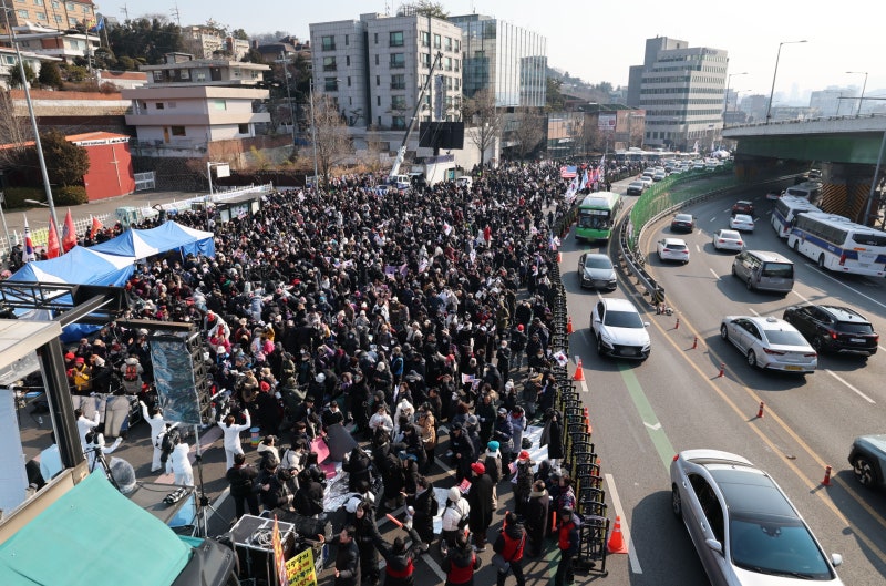 <b>대통령 관저</b> 인근 <b>집회</b>서 흉기 휘두른 남성 체포