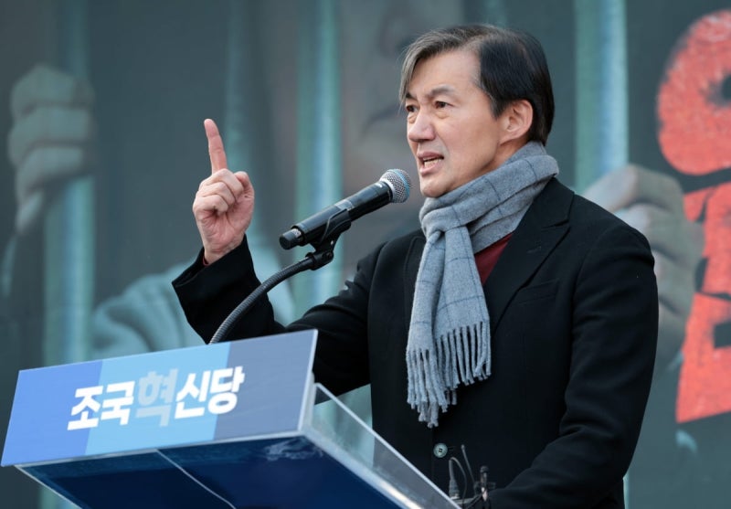 <b>조국</b>, 기대하던 대로 尹대통령 만났을까?…"조우 안 했다"