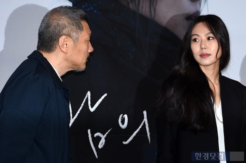 <b>홍상수</b>와 쇼핑하며 "여보"…'<b>임신</b>' <b>김민희</b> 목격담 보니