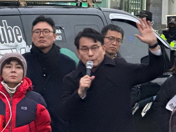 <b>윤상현</b> 의원, 법원 담 넘은 尹 지지자들에 "곧 석방될 것" 발언