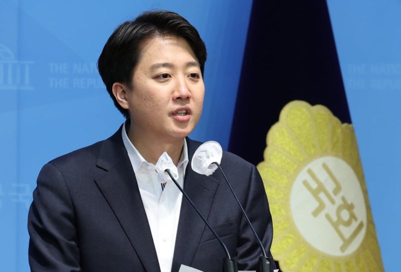 <b>이준석</b>, 전한길·황교안에 <b>토론</b> 제안 "<b>부정선거 음모론</b>과의 전쟁"