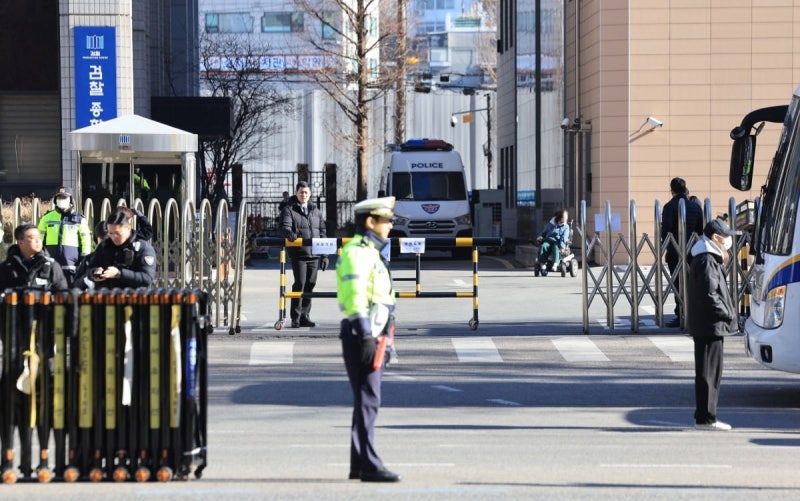 '<b>서부지법 난동</b>' 가담자들 변호인단 "길 터준 <b>경찰</b>도 책임"
