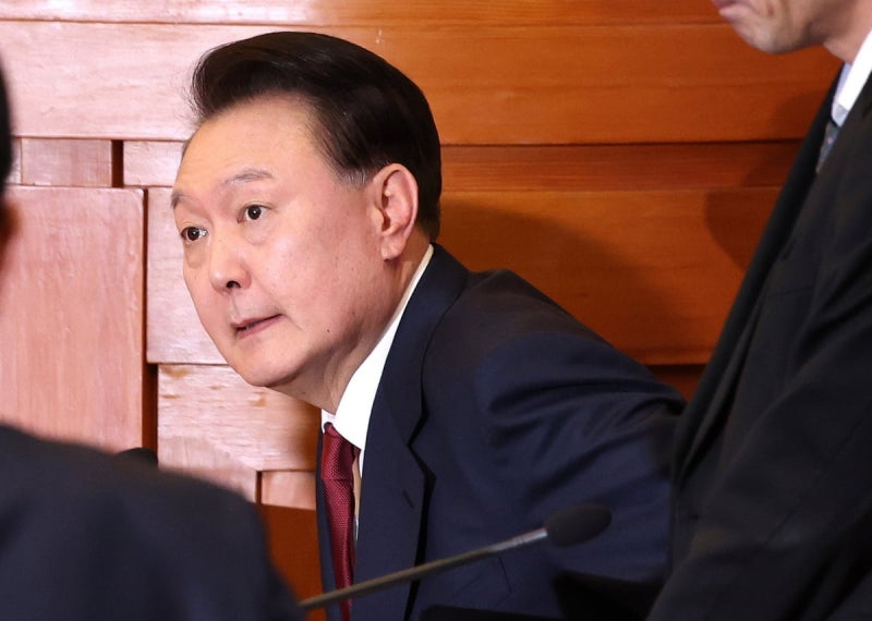 尹 "여기도 사람 사는 곳"…정진석 등 <b>대통령실 참모</b>들과 <b>접견</b>