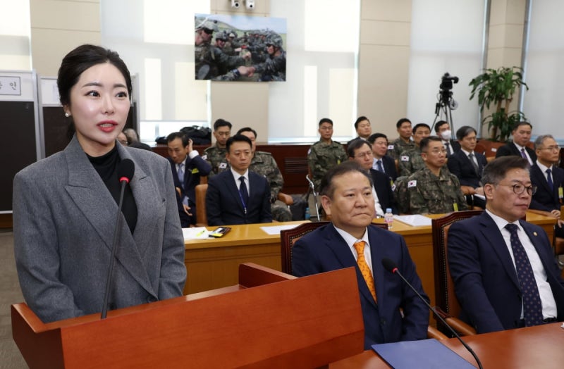[포토] 비상계엄 국정조사 <b>청문회</b> 출석한 '<b>비단 아씨</b>' <b>이선진</b> 씨