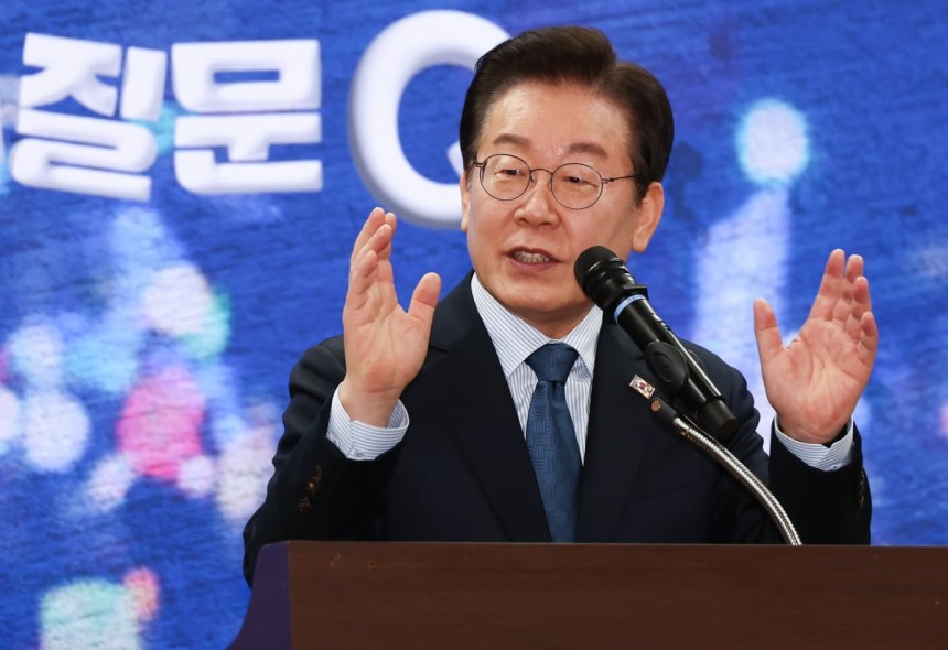 이재명 더불어민주당 대표가 지난 7일 오전 서울 여의도 국회의원회관에서 열린 '다함께 만드는 세상, 모두의 질문Q 출범식'에서 격려사를 하고 있다. 뉴스1