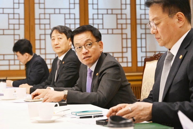 <b>트럼프 철강</b> 25% <b>관세</b> 예고에…최상목 대행, 대응책 논의