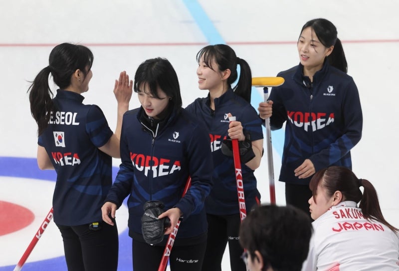 [속보] <b>여자 컬링</b> 대표팀, 하얼빈 AG 결승 진출…銀 확보