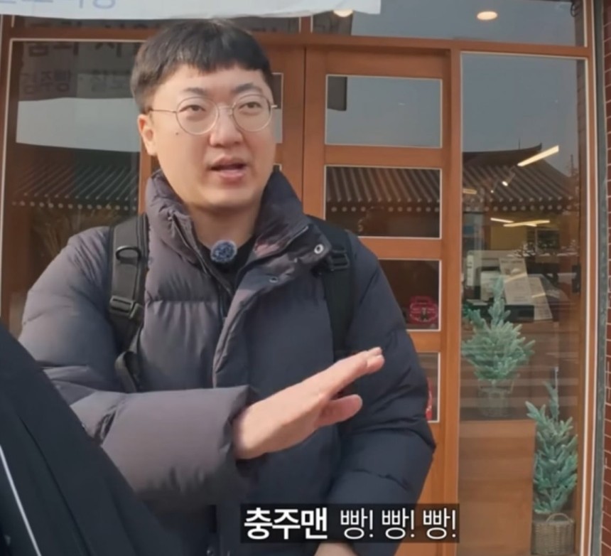 택시 기사의 난폭 운전을 묘사하며 불친절하다고 평가하는 충주맨. /사진=빠니보틀 유튜브 캡처.
