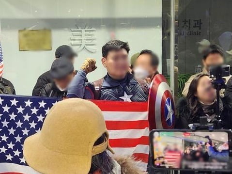 또 등장한 캡틴 아메리카男…인권위 사무실 진입 시도2