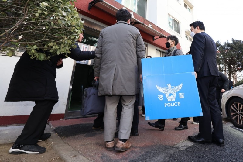 [속보] 경찰, '<b>단전</b>·<b>단수</b> 의혹' <b>이상민</b> 자택·집무실 <b>압수수색</b>