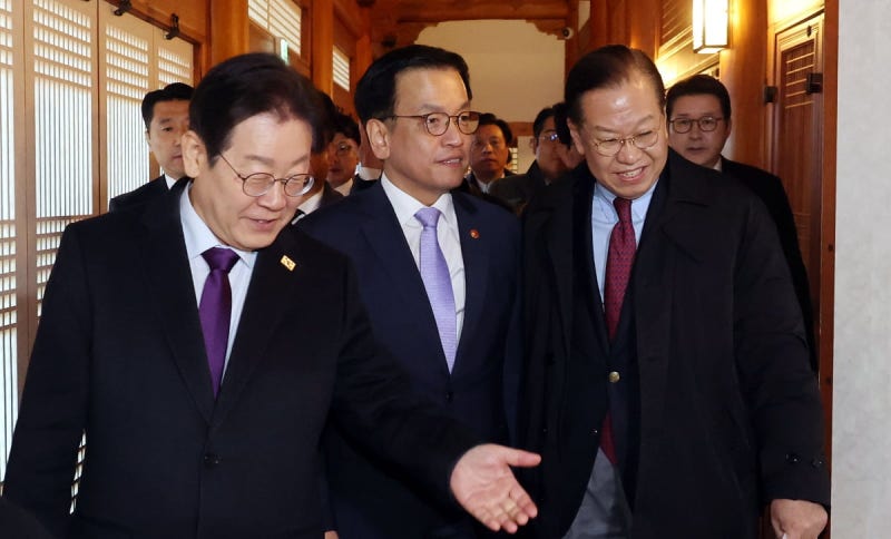 국민의힘 36%·민주당 38% '접전'…이재명 35%·<b>김문수</b> 10% [갤럽]