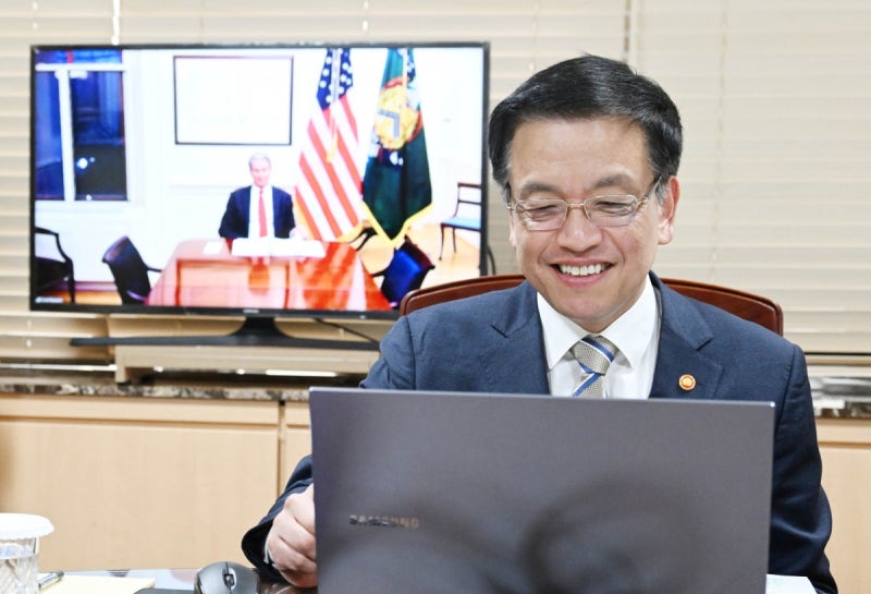 <b>최상목</b> <b>권한대행</b>, 美 재무장관과 화상면담…경제현안 조율