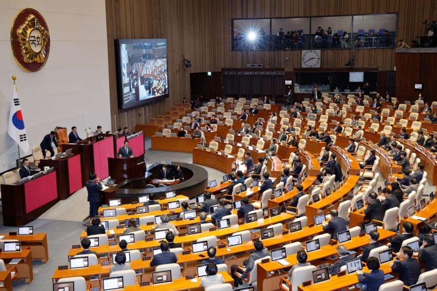 民主黨成員帕克·吉(Park Ji -Won)在第422個國民議會(臨時會議)(臨時會議)在13日下午在尤伊多國民議會舉行的第422個國民議會(臨時會議)詢問政府關於經濟的問題。