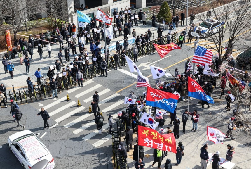 在第三名中，總統Yoon Seok -yeol的彈each和Semi -rally在首爾的Dongjak -Gu的Chung -Ang University的大門舉行。照片=記者Lim Hyung -Taek