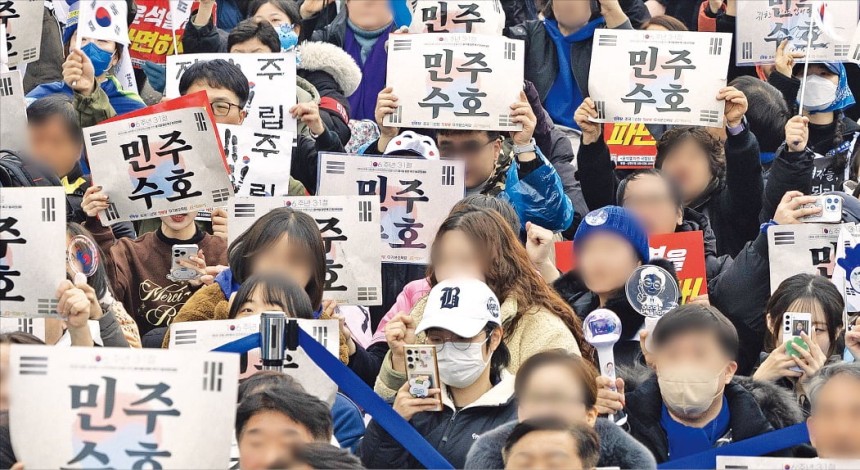 ＆lt;讚美和GT；2030年代參加了由反對黨，包括民主黨，國家創新黨和進步黨在內的Yoon Seok -Yeol總統的泛國會大會，參與了公開大會，引用了Yoon總統在Anguk -Dong，Seoul，Seoul，Seoul，Seoul，Seoul，Seoul，Seoul，