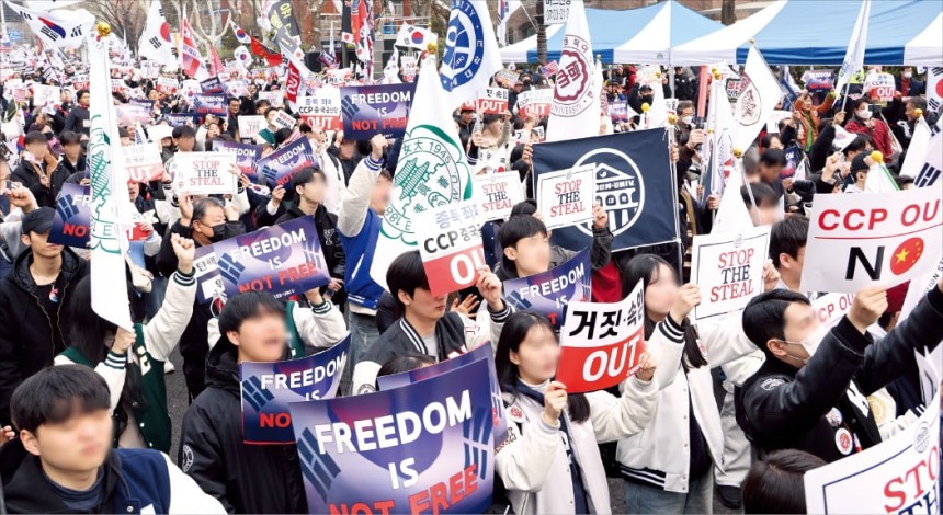 ＆lt;班坦 - 米恩斯（Myungs）填滿了首爾的中間來自韓國33所大學的33所大學的大學生一直領導彈imp的宣言，駁回了總統Yoon Seok -yeol在Hyehwa -Dong的Maroni Park地區的彈each，首爾是首爾的。