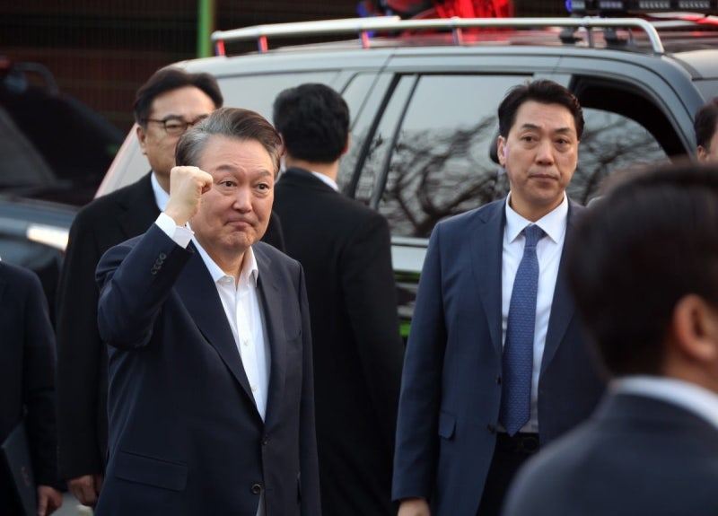주먹 불끈 쥔 尹…한남동 <b>관저</b> 도착 후 <b>지지자</b>들에 인사 [종합]