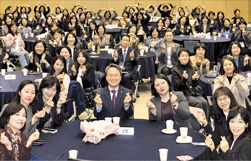 진옥동 "여성의 틀 깨는 솔선수범 리더 되어달라"