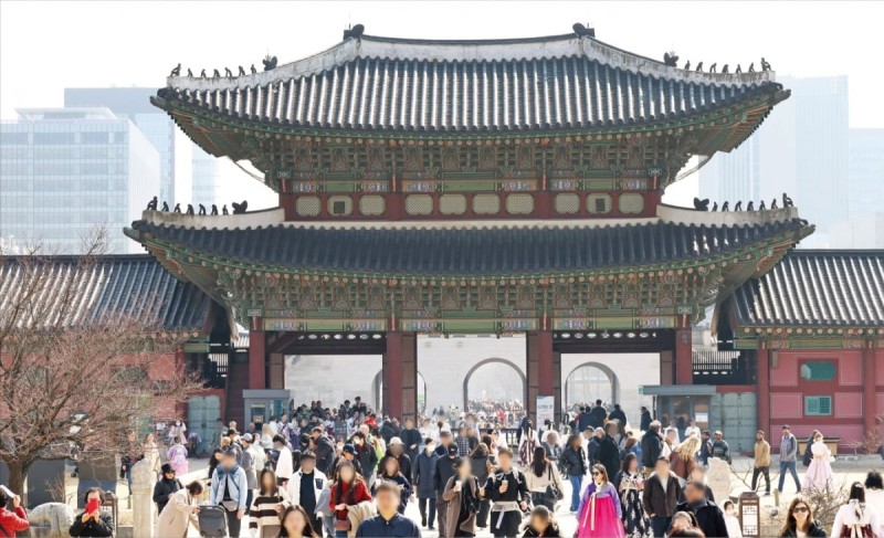 [포토] 한낮 기온 12도, 포근한 주말…나들이객 북적이는 경복궁