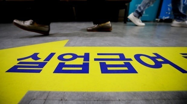 실업급여 신청 25% 늘어…역대급 불황에 비명 쏟아진 직업