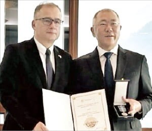 정의선 현대차그룹 회장, 체코 외교 훈장 받아