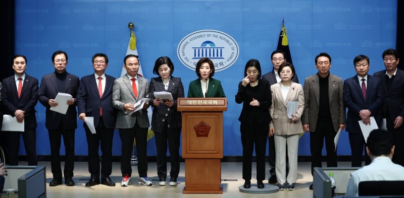 與 의원 82명, 헌재에 2차 탄원서…"尹 <b>탄핵</b>심판 <b>각하</b>"