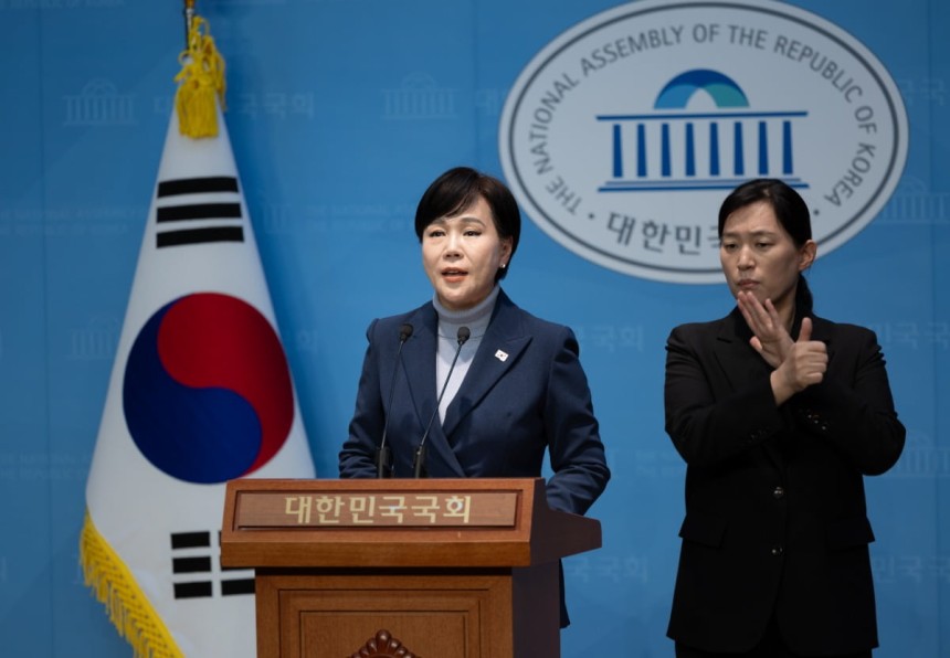 전현희 더불어민주당 의원이 12일 오후 서울 여의도 국회 소통관에서 기자회견을 열고 이재명 더불어민주당 대표에 대한 '제2의 테러' 음모 규탄 발언을 하고 있다. 뉴스1