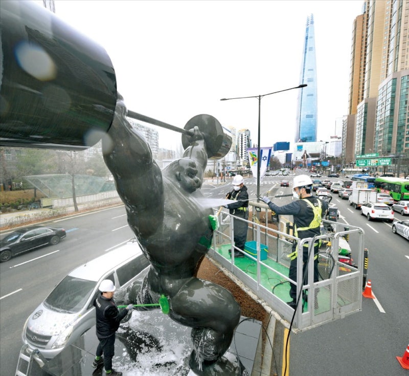 [포토] ‘봄 맞이 세척’ 올림픽 조형물