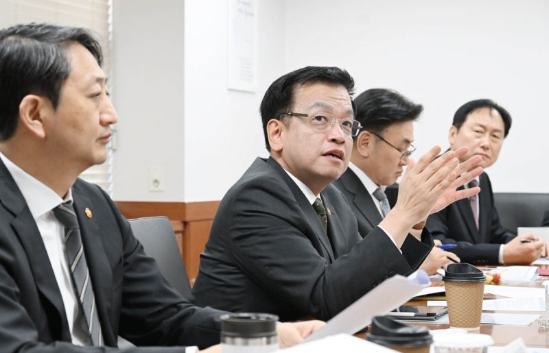<b>최상목</b> "美 수출 못한 철강재, 국내 유입돼 시장교란 없도록 대응"