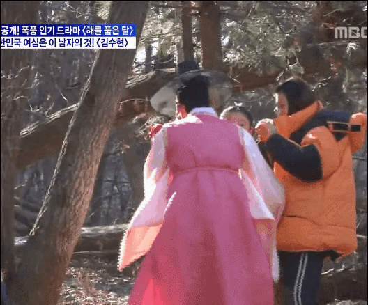 '다정하게'…'김새론 교제설' 김수현, 13살 <b>김유정</b> 포옹 재조명