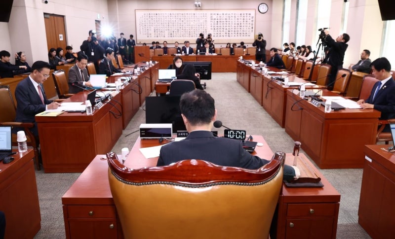 [속보] '<b>김건희</b>·마약 <b>상설특검</b>' 野주도 법안소위 통과