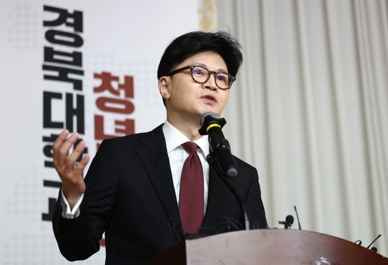 <b>한동훈</b> "<b>연금개혁</b>, 86세대 꿀빨고 <b>청년 독박</b>…이재명 부끄럽지 않나"