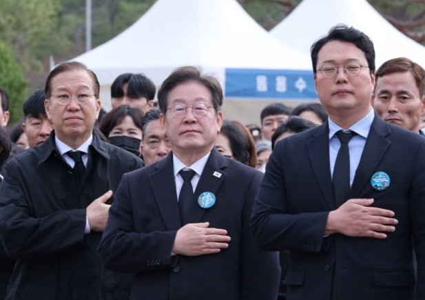 <b>이재명</b> '<b>서해수호의 날</b>' 첫 참석에…유족 "막말 사과부터"