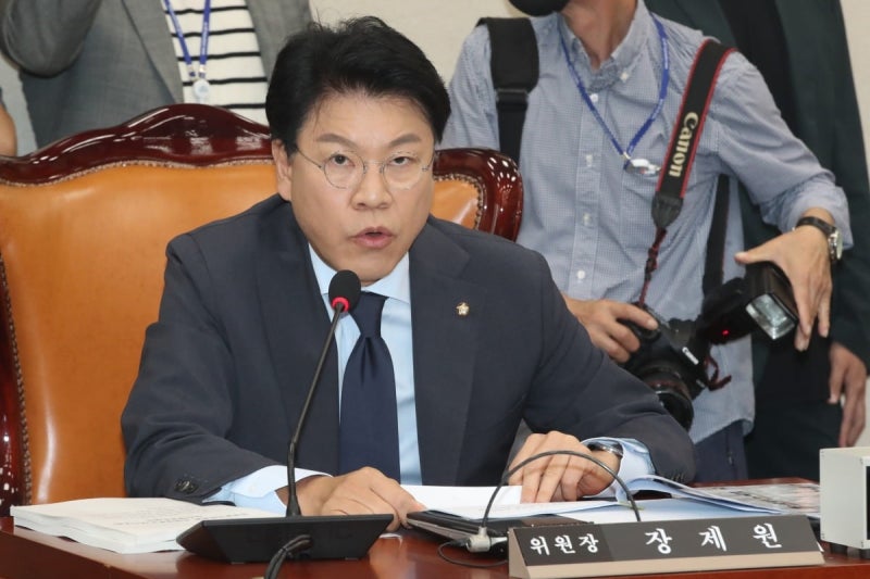 <b>경찰</b>, '<b>성폭행</b> 혐의 피소' <b>장제원</b> 전 의원 오늘 소환<b>조사</b>