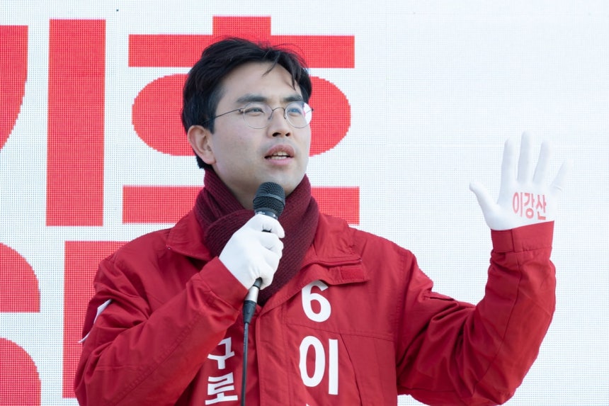 구로구청장 재보궐 선거에 출마한 이강산 자유통일당 후보가 지난 20일 오전 서울 구로구 항동푸른수목원 앞에서 지지를 호소하고 있다. 뉴스1