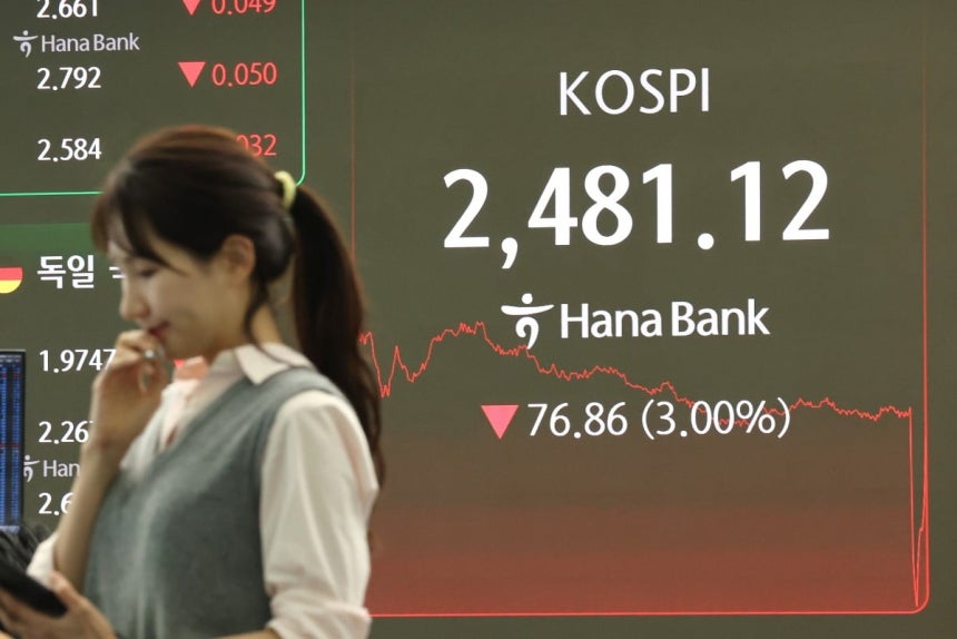 1년 5개월간 금지됐던 국내 주식시장 공매도가 재개된 31일 서울 중구 하나은행 딜링룸에서 한 딜러가 상황을 주시하고 있다. 이날 코스피는 공매도 재개, 상호관세 우려 속에 전장보다 76.86p(3.00%) 내린 2
