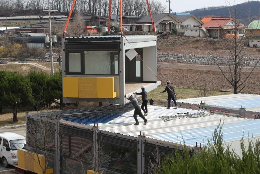 지난달 31일 오후 경북 안동시 일직면 망호리 권정생어린이문학관 앞에 산불 피해 이재민을 위한 모듈러 주택 설치가 한창이다. 전문건설공제조합이 산불로 인해 집을 잃은 주민들을 위해 모듈러 주택 100여채를 지원했다.