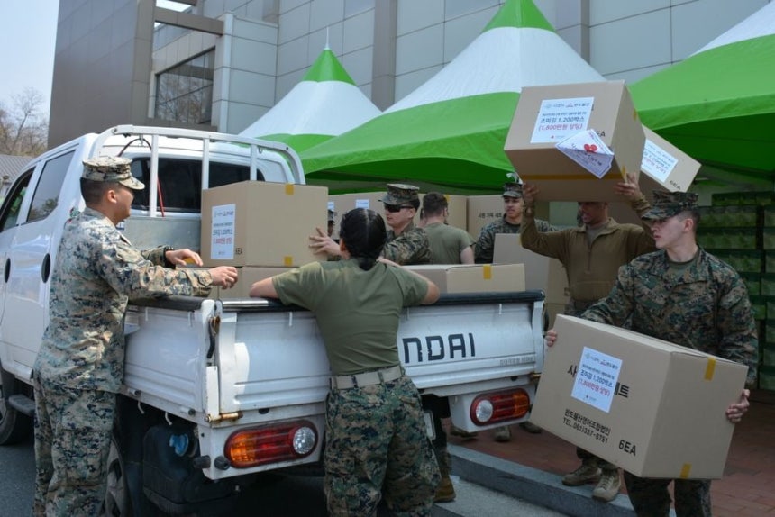 경북 포항에 주둔 중인 미 해병대 캠프무적 장병들과 일본 오키나와 미 해병 제3군수단 해병대원들이 지난 4일 산불 피해지역인 경북 청송군국민체육센터 앞에서 자원봉사자로 참여해 각종 구호물품을 옮기고 있다. 뉴스1