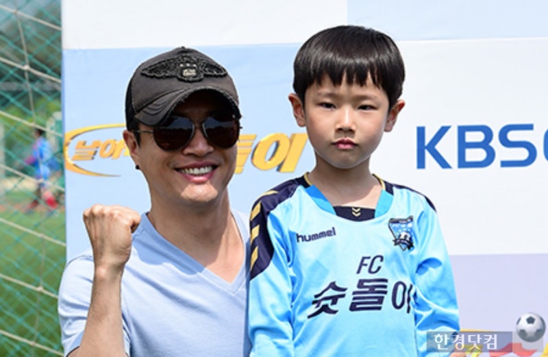 日 국가대표 '<b>축구</b> 유망주' 알고보니…가수 <b>김정민 아들</b>
