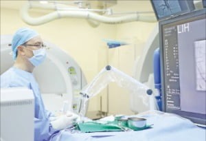 '3000V' 전기로 암세포 사멸…고전압 치료기기 국산화 성공