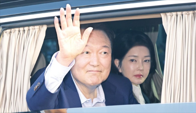 886일 만에 서초동 사저 온 尹 "나라 위한 새 길 찾겠다"