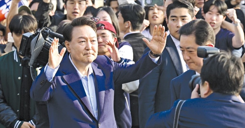 [포토] 한남동서 서초 사저로 尹, 지지자 앞에서 인사