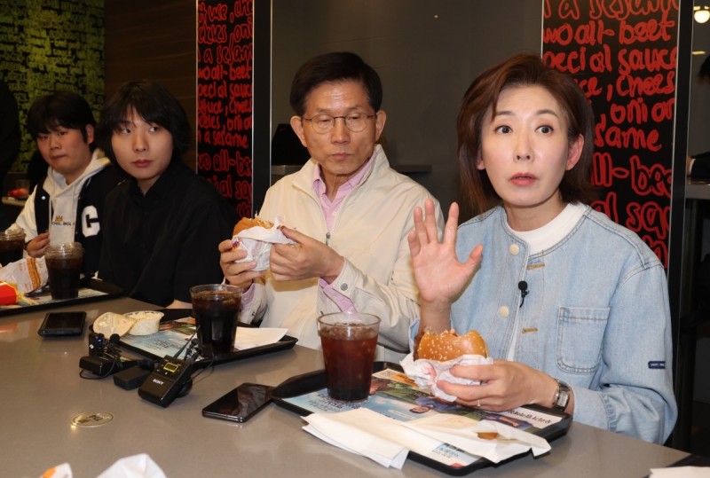 '햄버거 회동' <b>김문수</b>·<b>나경원</b>…"어느 후보와도 <b>협력</b>"
