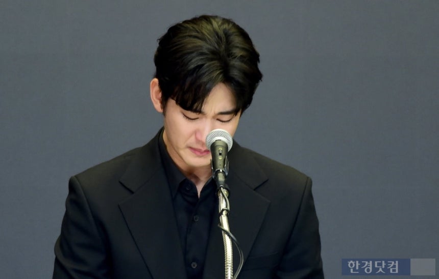 배우 김수현이 31일 오후 서울 상암동 스탠포드 호텔에서 열린 '사생활 논란' 관련 기자회견에서 입장을 밝히고 있다. / 변성현 한경닷컴 기자 byun84@hankyung.com